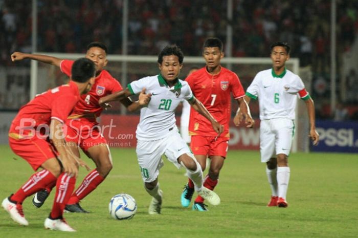 Aksi pemain timnas U-16 Indonesia, Bagus Kahfi (kedua dari kiri), menggiring bola melewati pemain Myanmar dalam laga Grup A Piala AFF U-16 2018 di Stadion Gelora Delta, Sidoarjo, Selasa (31/8/2018).
