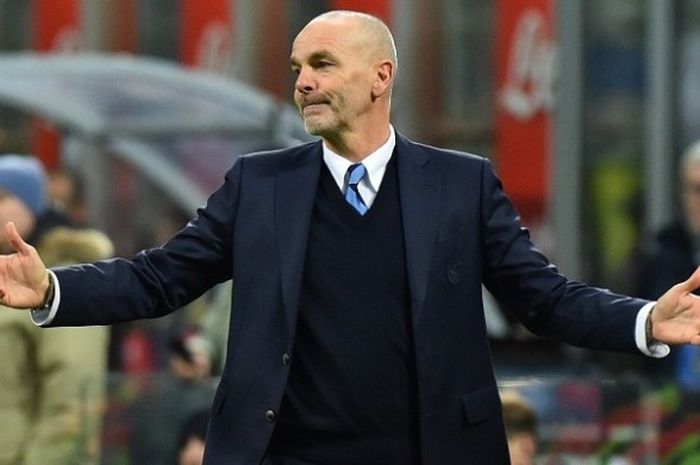 Pelatih Inter Milan, Stefano Pioli, saat mendampingi timnya dalam laga Serie A kontra Chievo Verona, 14 Januari 2017. 