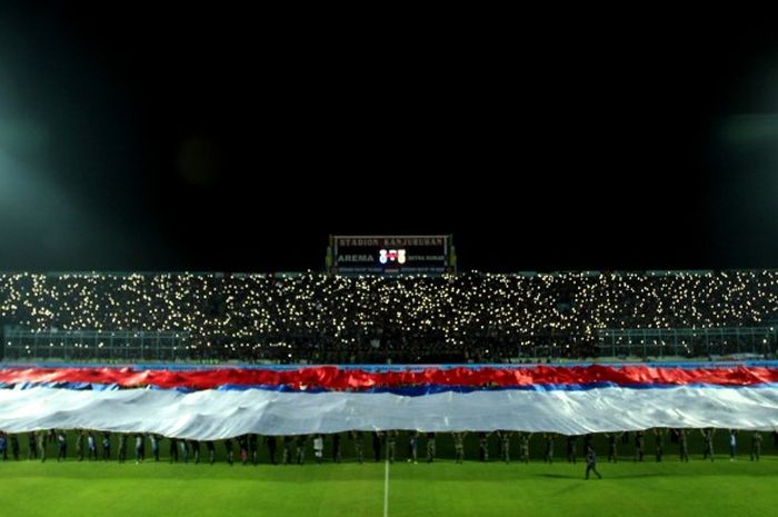 Bendera raksasa dibentangkan sebelum pertandingan semifinal Piala Jenderal Sudirman antara Arema Cronus kontra Mitra Kukar di Stadion Kanjuruhan, Malang, Minggu (17/1/2016)