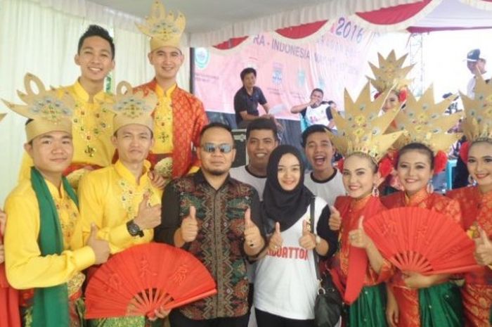 Tim Tari Kipas Beladas berpose seusai menghibur penonton yang hadir untuk menyaksikan Etape II Musi Triboatton 2016 di Musi Rawas, Sumatera Selatan, Kamis (12/5/2016).