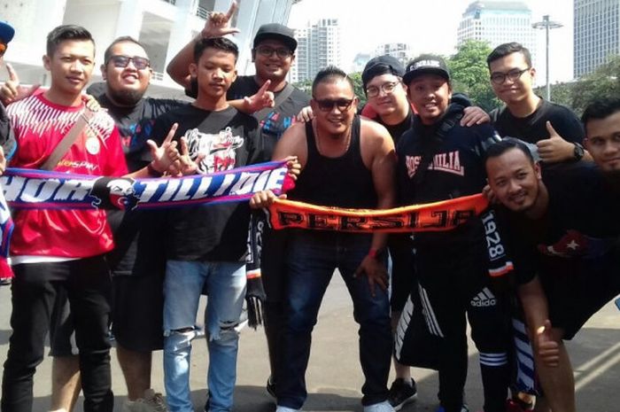 Beberapa rombongan Boys Of Straits sudah hadir di SUGBK beberapa jam sebelum laga kelima fase Grup H Piala AFC 2018, Selasa (10/4/2018).