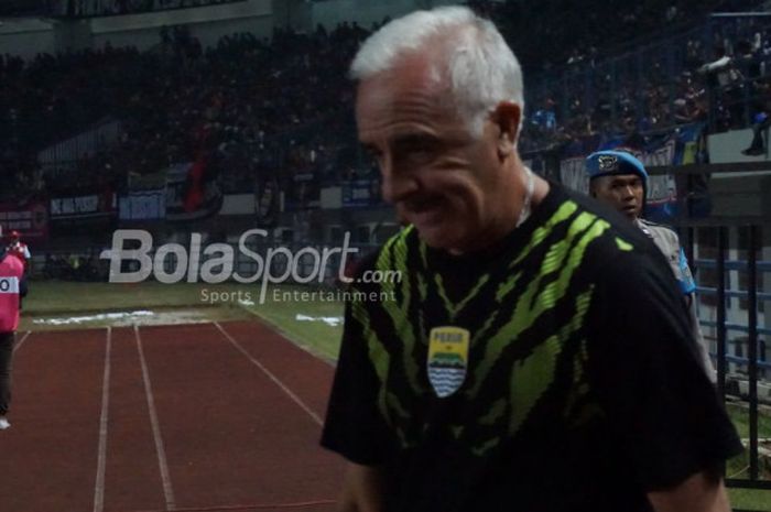 Pelatih Persib Bandung, Roberto Carlos Mario Gomez, dalam pertandingan lanjutan Liga 1 melawan Persipura Jayapura  di Stadion Gelora Bandung Lautan Api, Sabtu (12/5/2018). 