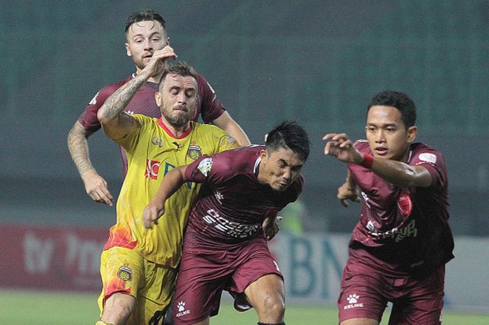 Pemain sayap Bhayangkara FC Paulo Sergio dikawal tiga pemain PSM Makassar saat berlaga di Stadion Patriot, Kamis (19/10/2017)