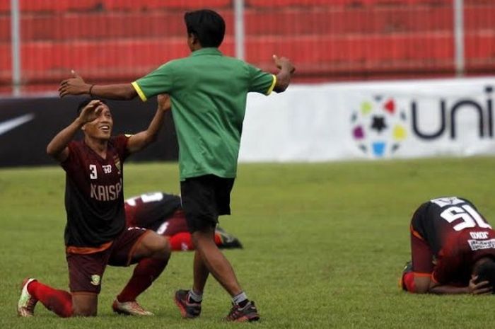 Pemain Perssu Super Madura, Anis Mujiono (3) disambut ofisial timnya seusai mengalahkan PSPS Pekanbaru pada laga 8 Besar ISC B di Stadion Gelora Bumi Kartini, Jepara, Jumat (9/12/2016) sore. 
