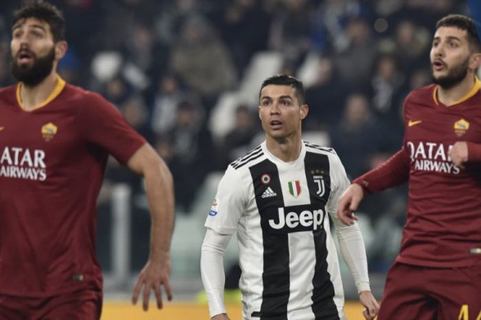 Ekspresi megabintang Juventus, Cristiano Ronaldo (tengah) dalam laga Liga Italia melawan AS Roma di Stadion Allianz, Turin pada 22 Desember 2018.