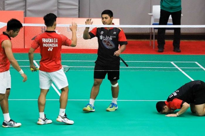 Pasangan ganda putra Indonesia, Dwiki Rafian Restu/Bernandus Bagas Kusuma Wardana (jersey hitam) bereaksi setelah melaju ke babak tiga BWF World Junior Championships 2018. Mereka lolos usai memenangkan “perang saudara” dengan Ghifari Anandaffa Prihardika/Pramudya Kusumawardana Riyanto di Markham Pan Am Center, Ontario, Kanada, Selasa (13/11/2018) waktu setempat.