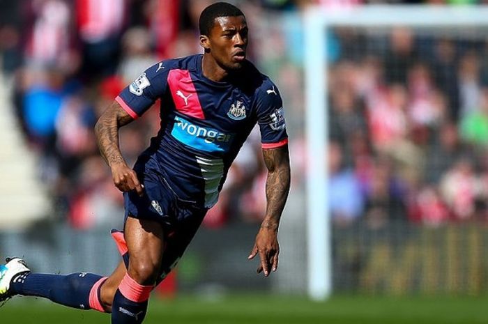 Aksi gelandang Newcastle United, Georginio Wijnaldum, dalam pertandingan Premier League 2015-2016 menghadapi Southampton di Stadion St Mary's, Southampton, Inggris, pada 9 April 2016.