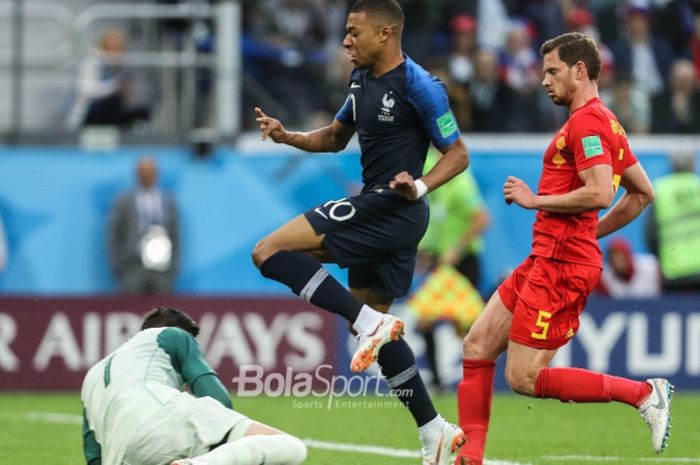  Kylian Mbappe berhadapan dengan Thibaut Courtois  saat laga Prancis Vs Belgia pada semifinal Piala Dunia 2018 di Saint-Petersburg Stadium, Selasa (10/7/2018)  