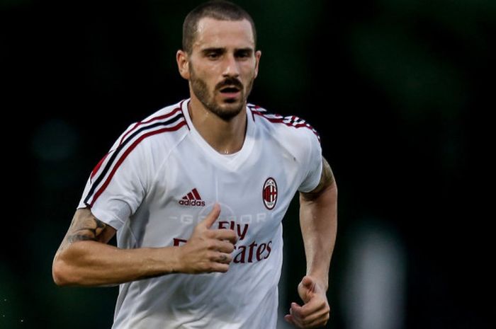 Leonardo Bonucci memakai seragam klub terbarunya, AC Milan.