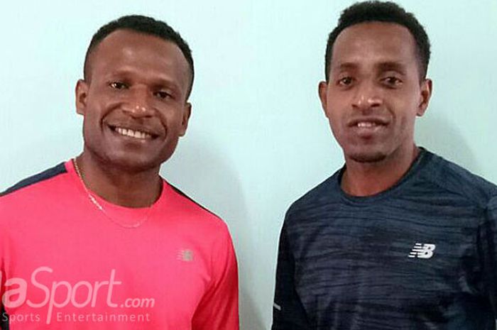 Duo Papua di Semen Padang, Elfis Nuh Heruwan, kiri dan Boas Tururi.