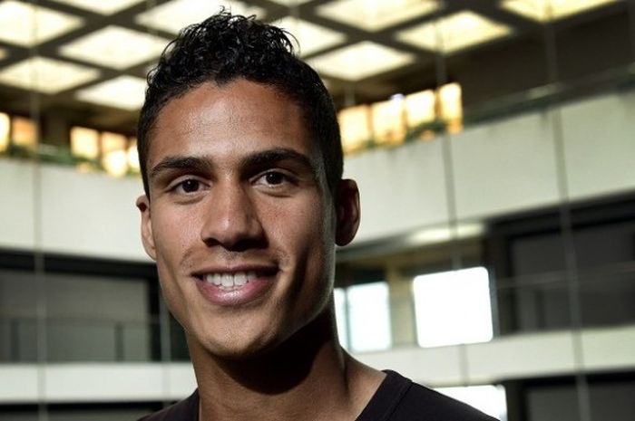 Bek tengah Real Madrid, Raphael Varane, berpose sebelum menjalani sesi wawancara di Madrid, pada 17 Mei 2016.