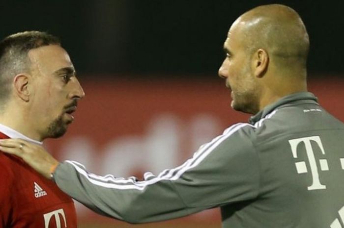 Pep Guardiola (kanan), saat masih melatih Bayern Muenchen, memberikan arahan kepada Franck Ribery dalam sesi latihan di Doha, Qatar, 6 Januari 2016.