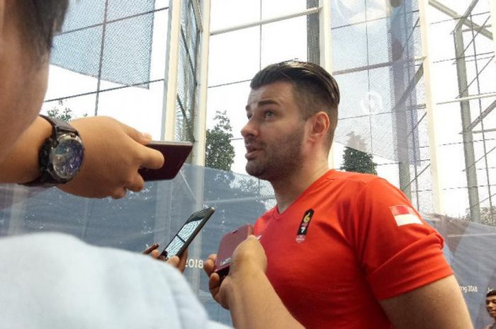 Pelatih tim polo putra Indonesia, Milos Sakovic, diwawancarai seusai laga melawan Kazakhstan di Stadion Akuatik, Kamis (30/8/2018)