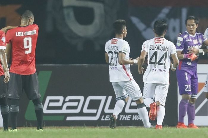 Kiper Bali United, Kadek Wardana (kedua dari kanan), mendapatkan apresiasi dari rekan setimnya seusai menepis sepakan penalti striker Persija Jakarta, Luiz Carlos (kedua dari kiri), pada laga kedua tim di Stadion Patriot Candrabhaga, Bekasi, Jawa Barat, Minggu (21/5/2017).
