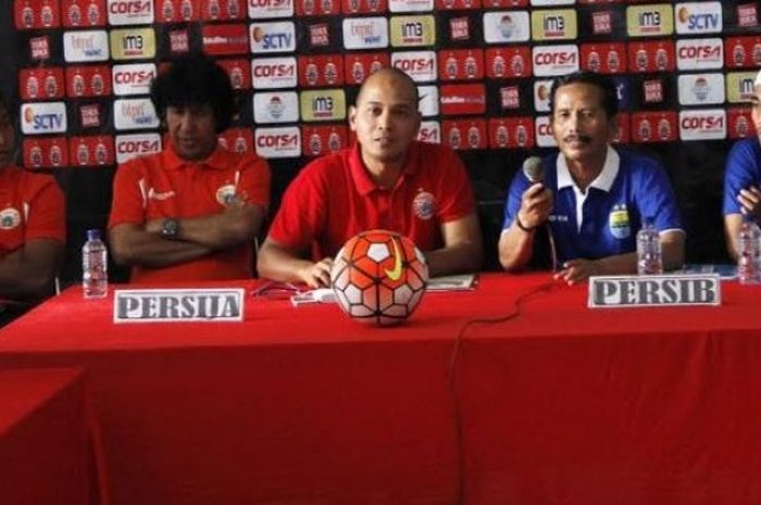 Pelatih Persija, M Zein Al Hadad (dua dari kiri) dan pelatih Persib, Djadjang Nurdjaman (dua dari kanan) dalam jumpa pers pra-laga di Balai Persis, Solo, Jumat (4/11/2016). 