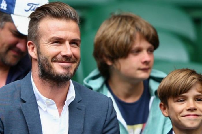 David Beckham bersama anaknya, Romeo, menyaksikan laga Wimbledon Lawn Tennis Championships di the All England Lawn Tennis and Croquet Club, London, Inggris, 8 Juli 2015.