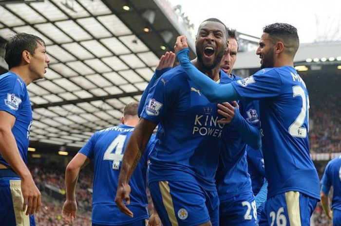 Selebrasi gol pemain Leicester City, Wes Morgan, bersama rekan-rekannya usai membobol gawang Manchester United dalam pertandingan Premier League 2015-2016 di Stadion Old Trafford, Manchester, Inggris, pada Minggu (1/5/2016).