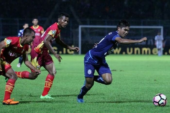 Penyerang Arema FC, Andrianto lepas dari kawalan dua pemain Bhayangkara FC, M Fatchu Rahman (kiri) dan Zulfiandi pada laga pekan kedua Liga 1 musim 2017 di Stadion Kanjuruhan, Kab Malang, Minggu (23/4/2017) malam. 
