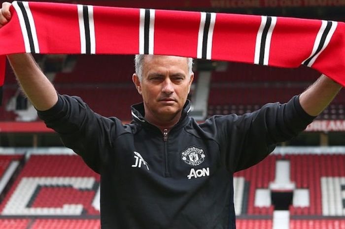 Manajer Manchester United, Jose Mourinho, saat diperkenalkan sebagai manajer baru kepada media di Stadion Old Trafford, manchester, Inggris, pada 5 Juli 2016.