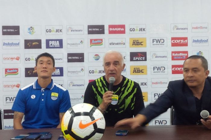 Pelatih Persib, Mario Gomez (tengah) didampingi pemainnya Oh In-Kyun (kiri) seusai menghadapi Broneo FC di Stadion GBLA, Kota Bandung, Sabtu (21/4/2018).
