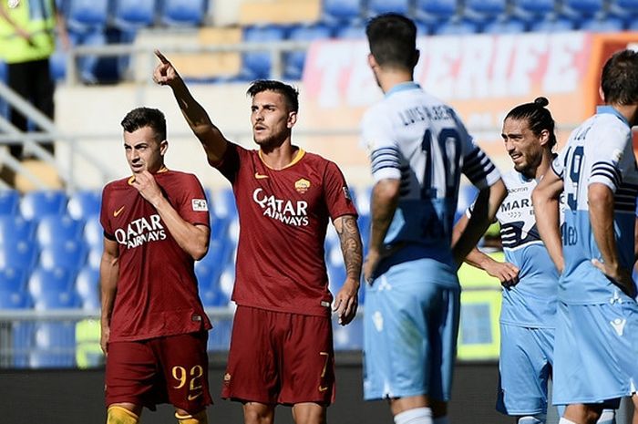 Gelandang AS Roma, Lorenzo Pellegrini (kedua dari kiri), merayakan gol yang dicetak ke gawang Lazio dalam laga Liga Italia di Stadion Olimpico, Roma, Italia pada 29 September 2018.