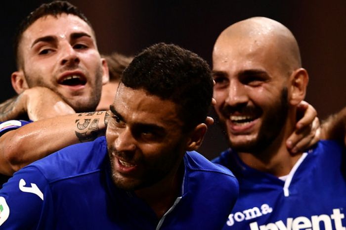 Selebrasi penyerang Sampdoria, Gregoire Defrel (tengah), bersama rekan-rekannya seusai mencetak gol ke gawang Napoli pada laga Liga Italia 2018-2019 di Stadio Comunale Luigi Ferraris, Genoa, Italia, pada Minggu (2/9/2018).