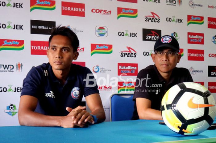 Gelandang Arema, Hendro Siswanto, dan pelatih Joko Susilo, dalam jumpa pers menjelang bergulirnya Liga 1 2018.