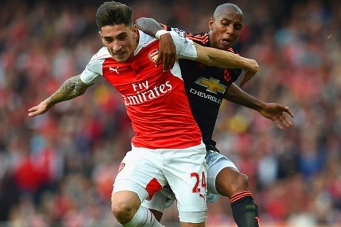 Bek sayap kanan Arsenal, Hector Bellerin, mengawal pemain Manchester United, Ashley Young, dalam pertandingan Premier League di Stadion Emirates, London, Inggris, 4 Oktober 2015.