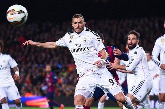 Penyerang Real Madrid, Karim Benzema, bersiap untuk menendang bola pada laga kontra Barcelona di Stadion Camp Nou, 22 Maret 2015.