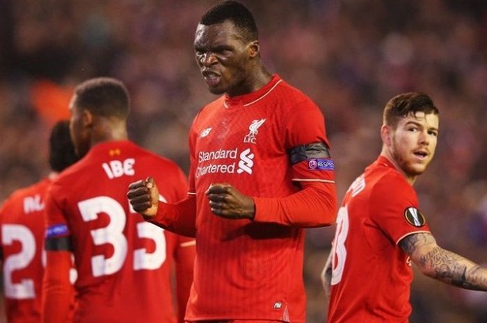 Penyerang Liverpool, Christian Benteke, melakukan selebrasi usai membobol gawang Bordeaux pada laga Liga Europa di Stadion Anfield, Kamis (26/11/2015) waktu setempat.