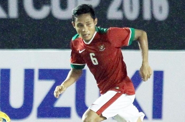 Aksi gelandang timnas Indoneisa, Evan Dimas, saat melawan Filipina dalam laga Piala AFF 2016 di Philippine Sports Stadium, Bocaue, Selasa (22/11/2016).