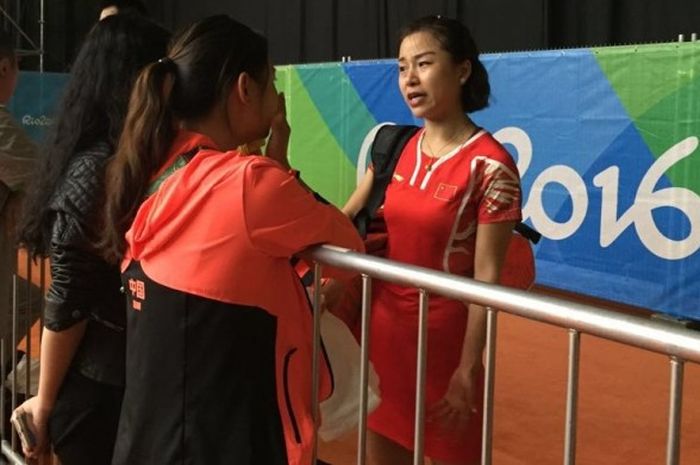 Pemain ganda putri China, Ma Jin, menangis saat menjawab pertanyaan para wartawan setelah kalah pada babak semifinal Olimpiade Rio 2016. Ma Jin yang berpasangan dengan Xi Chen kalah dari Chan Peng Soon/Goh Liu Yin (Malaysia) di Riocentro Pavilion 4, Rio de Janeiro, Senin (15/8/2016).