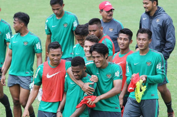   Suasana santai pada sela-sela latihan timnas U-23 Indonesia di Lapangan ABC, kompleks Gelora Bung Karno (GBK), Senayan, Jakarta Pusat, Selasa (20/2/2018). Pemusatan latihan ini dilakukan menjelang Asian Games 2018.  