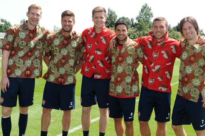 Pemain Arsenal mengenakan batik