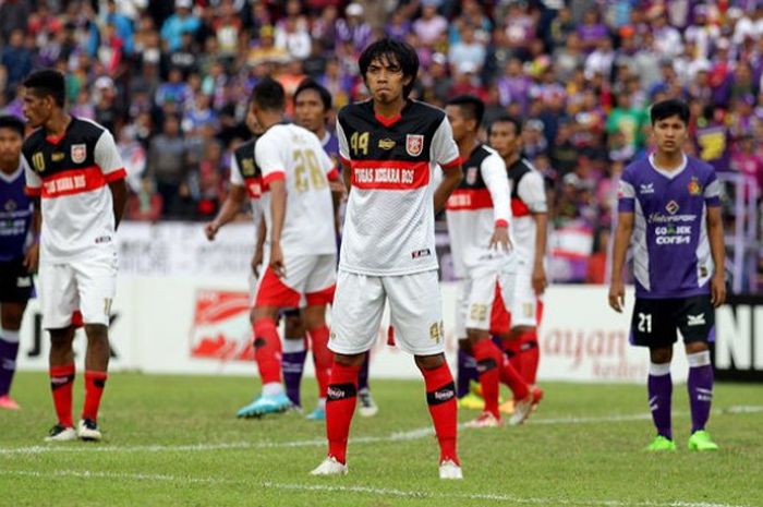 Pemain PS Mojokerto_Tamsil Sinjaya saat melawan Persik Kediri. 