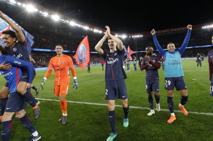 Selebrasi para pemain Paris Saint-Germain (PSG) usai mengalahkan AS Monaco 7-1 di Parc des Prince, Paris, Minggu (15/4/2018) atau Senin dini hari WIB. PSG sekaligus resmi menjadi juara Ligue 1 2017-2018.