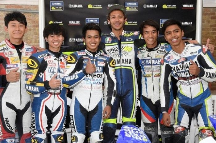 ebalap Yamaha asal Italia, Valentino Rossi (tiga dari kanan), berpose bersama Imanuel Putra Pratna, Galang Hendra Pratama, dan tiga pebalap Asia lainnya setelah berlatih flat track di Motor Ranch, Tavullia, Italia, Rabu (6/7/2016).