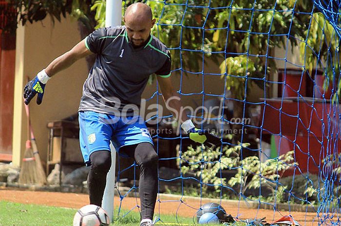 Kiper Alfonsius Kelvan saat menjalani latihan bersama Persebaya di lapangan Mapolda Jatim, Senin (20