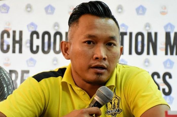 Pelatih Celebest FC, Rudy Eka Priyambada dalam jumpa pers pra-laga timnya kontra tuan rumah PS Badung Bali untuk laga Grup 7 Liga 2 musim 2017 di Kantor Kecamatan Kuta, Sabtu (13/5/2017).