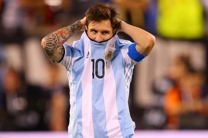 Ekspresi kapten tim nasional Argentina, Lionel Messi, sebelum dilangsungkannya babak adu penalti kontra Cile, pada laga final Copa America Centenario, di East Rutherford, Amerika Serikat, pada Senin (27/6/2016) pagi WIB.