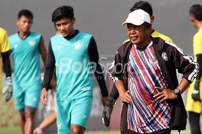 Pelatih Persegres Gresik United, Sanusi Rahman, memimpin latihan di Stadion Gelora Joko Samudro Gresik, Senin (30/7/2018).
