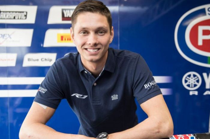 Michael van der Mark berpose pada paddock tim Pata Yamaha World Superbike.