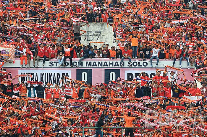   Aksi pendukung Persija Jakarta, Jakmania, dalam laga  babak 8 besar Piala Presiden 2018 antara Mitra Kukar menghadapi Persija Jakarta di Stadion Manahan Solo, Jawa Tengah, Minggu (04/02/2018) sore.   