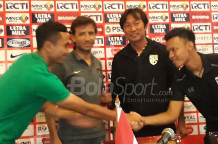 Pelatih timnas U-23 Luis Milla bersama Ricky Fajrin dan asisten pelatih timnas U-23 Thailand, Naruephon Kaenson dan Suriya Singmui