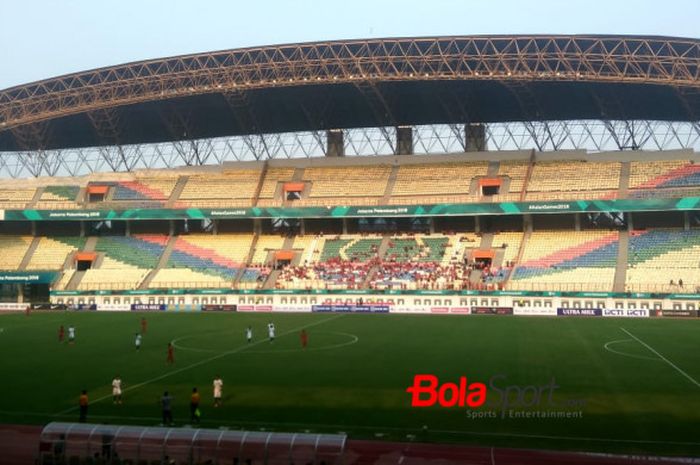 Suasana tribune timur Stadion Wibawa Mukti di Cikarang Timur, Kabupaten Bekasi saat timnas U-19 Indonesia menjamu timnas U-19 Arab Saudi pada uji coba, Rabu (10/10/2018) sore.