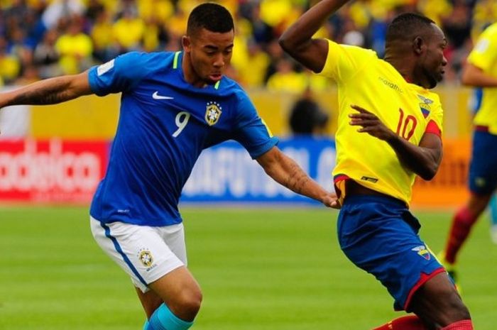 Penyerang Brasil, Gabriel Jesus, berduel dengan bek Ekuador, Walter Ayovi, pada laga Kualifikasi Piala Dunia 2018 di Quito, Ekuador, pada 1 September 2016.