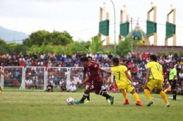 Aksi pemain PSM Makassar saat melawan Persiter Ternate pada babak 64 besar Piala Indonesia 2018 di Stadion Kie Raha, Ternate, Sabtu (22/12/2018).