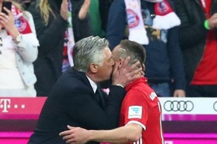 Pelatih Bayern Muenchen, Carlo Ancelotti, mencium winger Franck Ribery dalam laga lanjutan Bundesliga melawan Borussia Dortmund di Stadion Allianz pada Sabtu (8/4/2017).