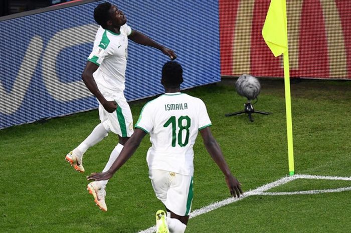 Pemain Senegal, Moussa Wague, melakukan selebrasi setelah mencetak gol ke gawang Jepang pada laga penyisihan Grup H Piala Dunia 2018 di Ekaterinburg Arena, Minggu (24/6/2018).