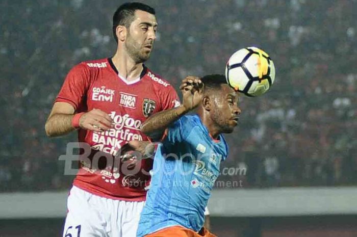 Playmaker Bali United, Milos Krkotic (kiri), dalam laga kontra Perseru pada pekan ketiga Liga 1 2018 di Stadion Kapten I Wayan Dipta, Gianyar, Sabtu (7/4/2018)